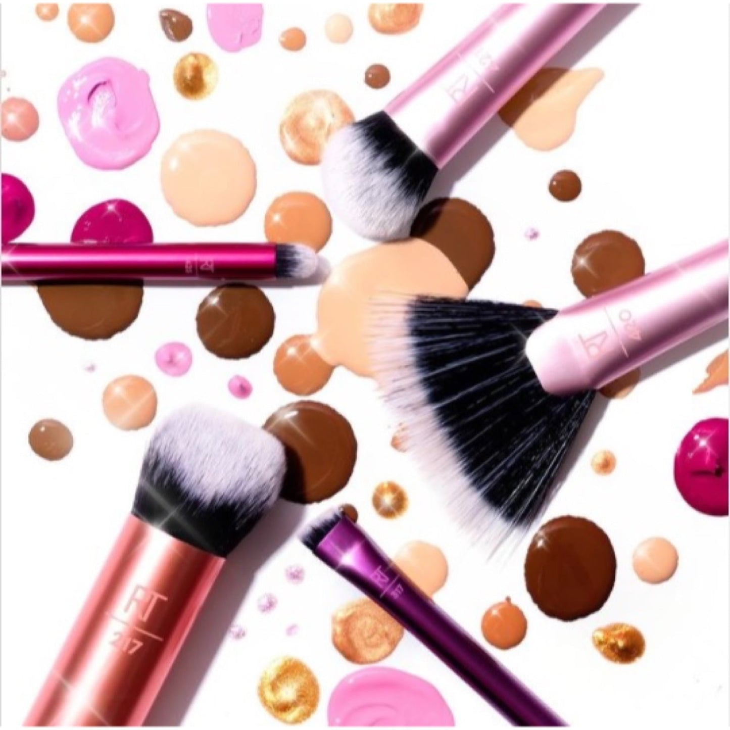 Real Techniques Everyday Essentials Kit with 1 Miracle Complexion Sponge 5pc