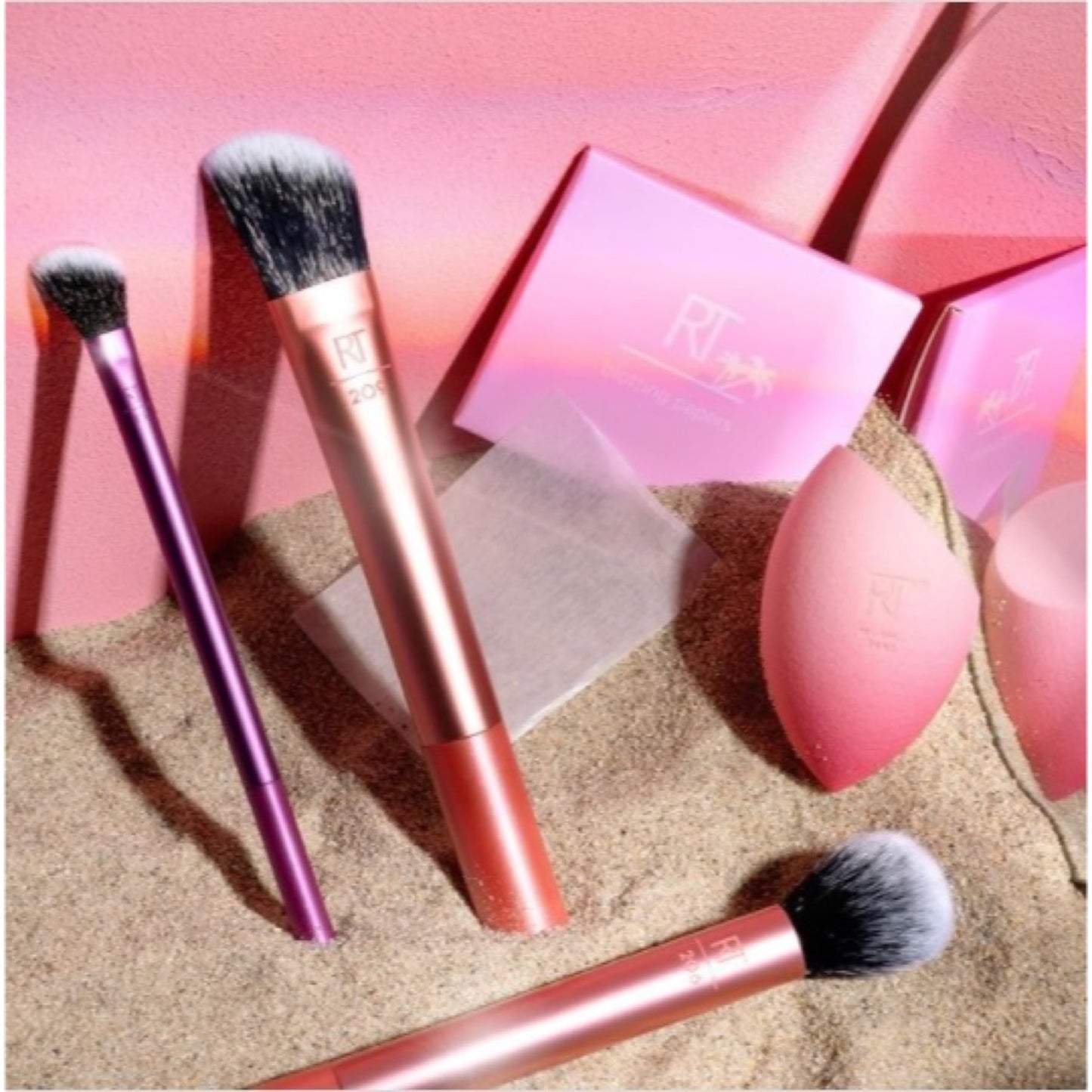 Real Techniques Everyday Essentials Kit with 1 Miracle Complexion Sponge, 5 Piece Set